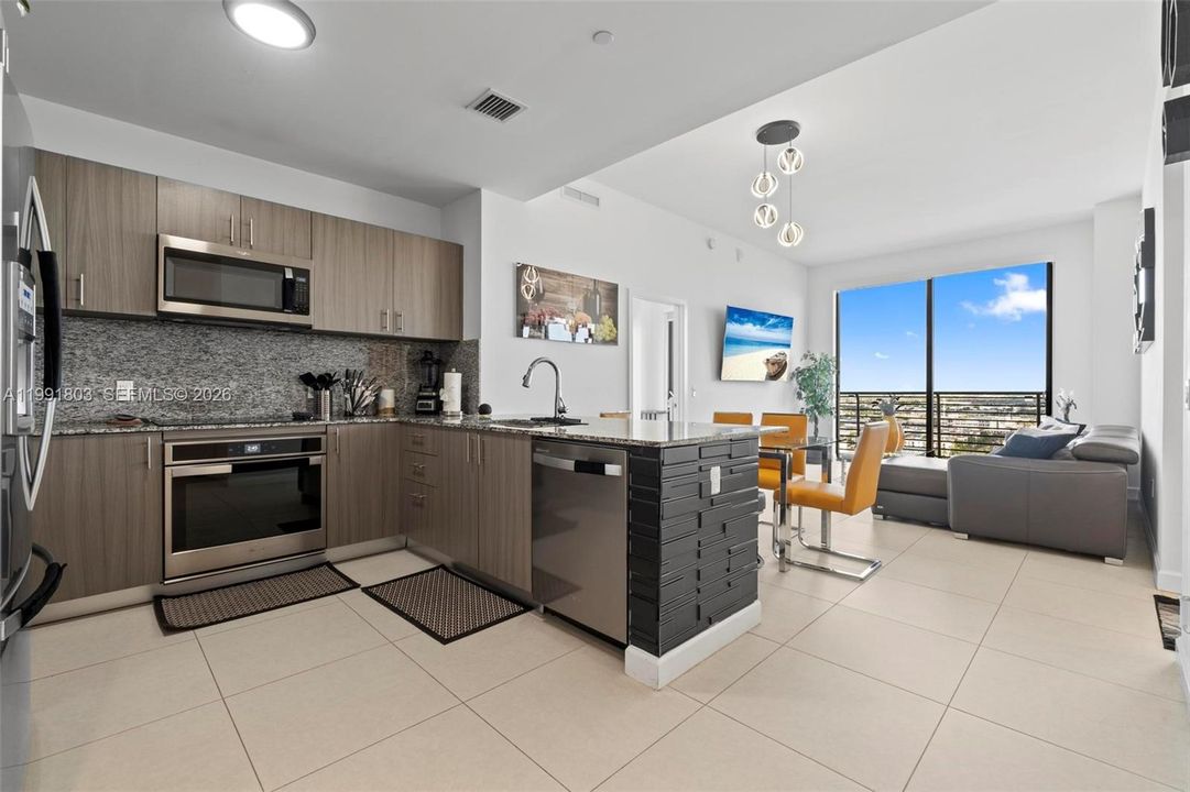 出租: $5,500 (2 贝兹, 2 浴室, 1379 平方英尺)