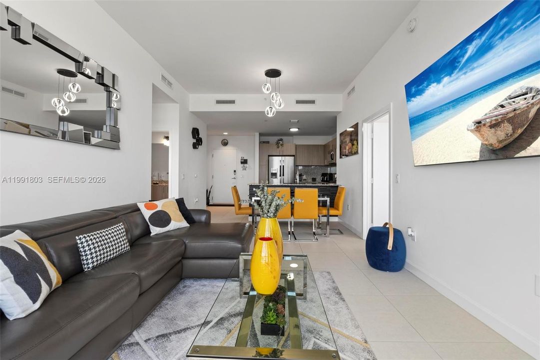 出租: $5,500 (2 贝兹, 2 浴室, 1379 平方英尺)