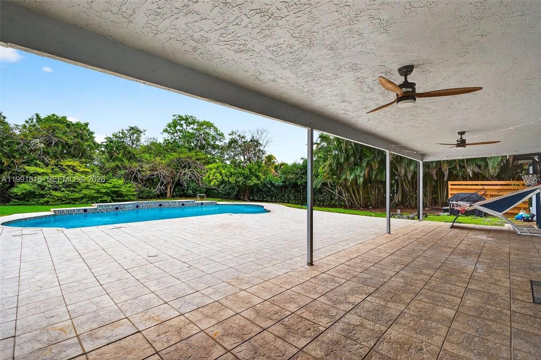 Activo con contrato: $1,070,000 (4 camas, 3 baños, 2168 Pies cuadrados)