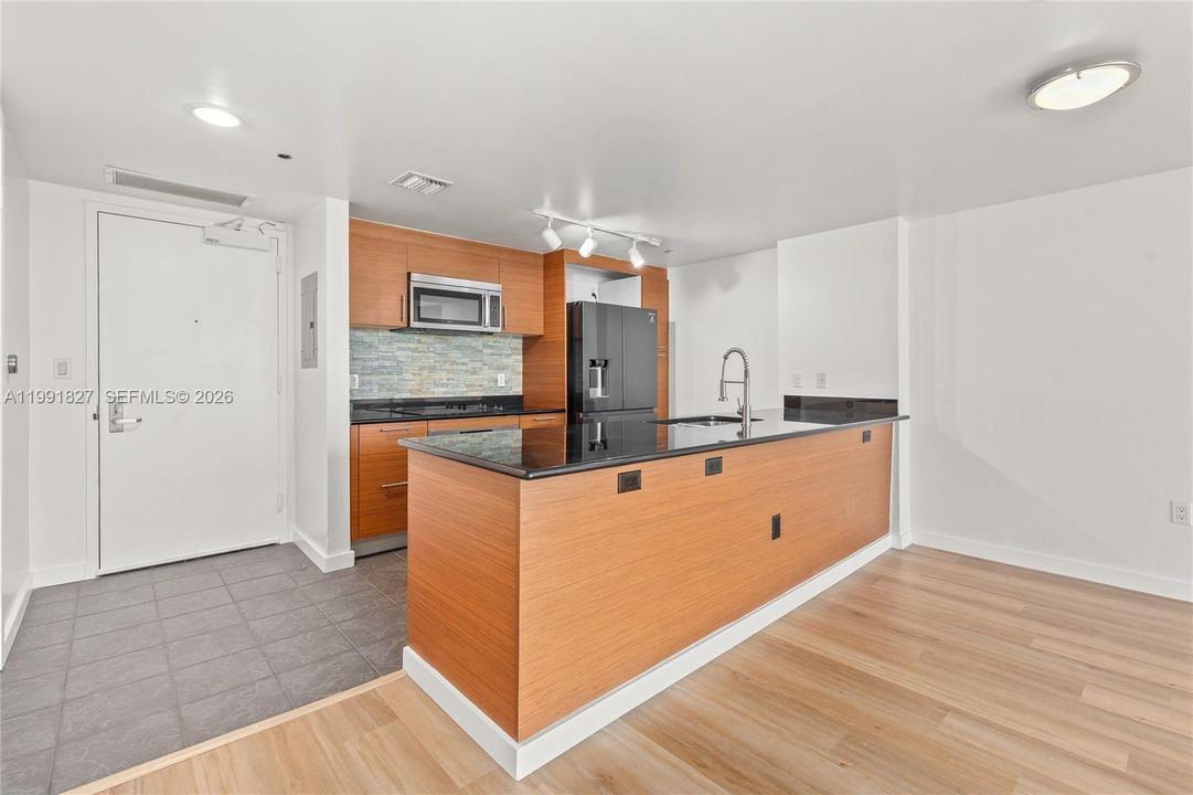 For Sale: $665,000 (2 beds, 2 baths, 1256 Square Feet)