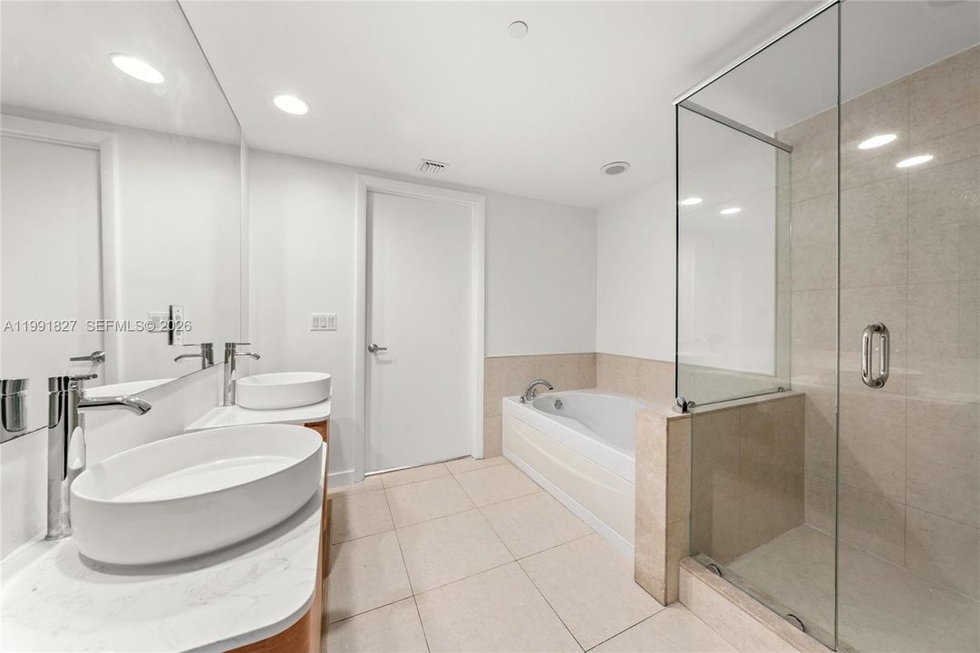 For Sale: $665,000 (2 beds, 2 baths, 1256 Square Feet)