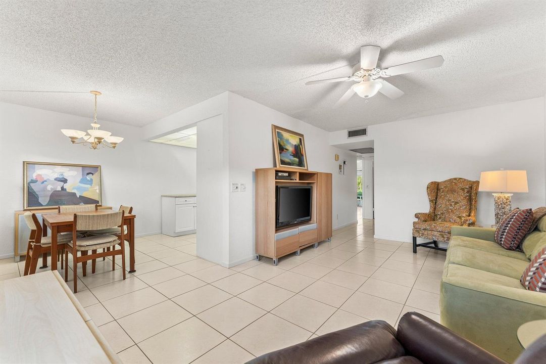 Living Room / Dining
