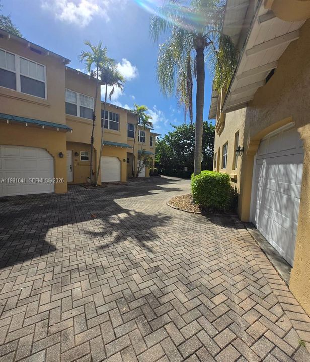 Active With Contract: $3,350 (2 beds, 2 baths, 1564 Square Feet)