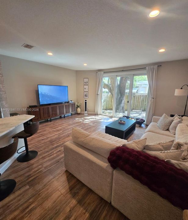Active With Contract: $3,350 (2 beds, 2 baths, 1564 Square Feet)