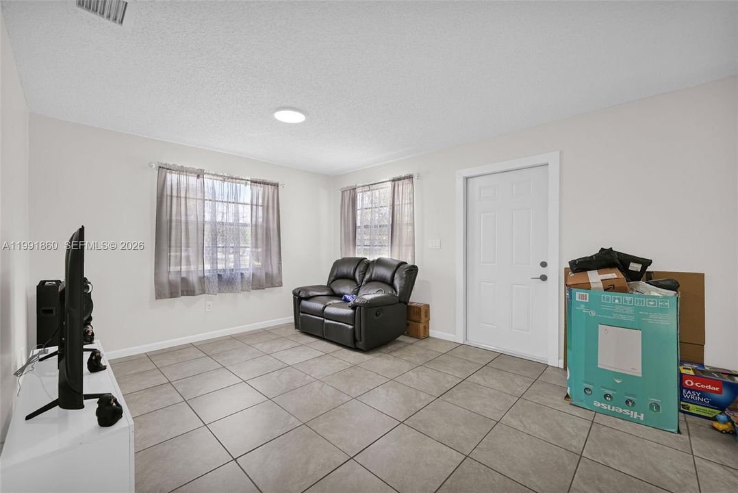 En Venta: $729,000 (0 camas, 0 baños, 1944 Pies cuadrados)