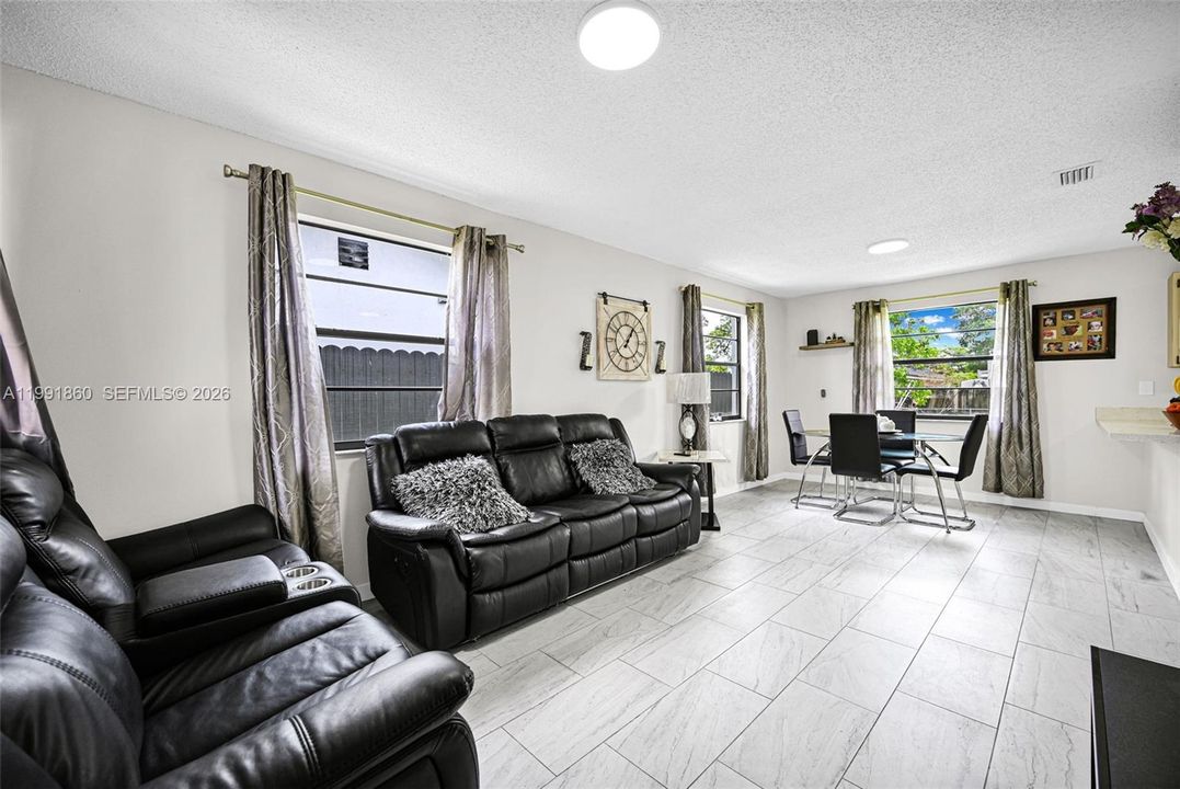 En Venta: $729,000 (0 camas, 0 baños, 1944 Pies cuadrados)