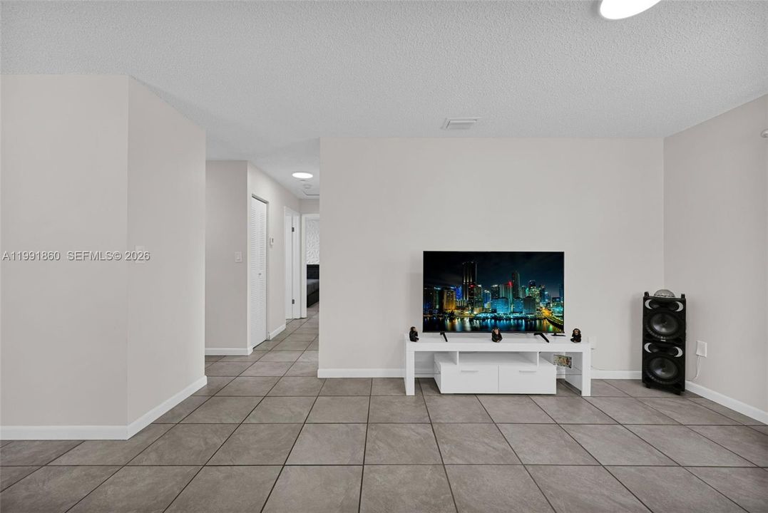 En Venta: $729,000 (0 camas, 0 baños, 1944 Pies cuadrados)