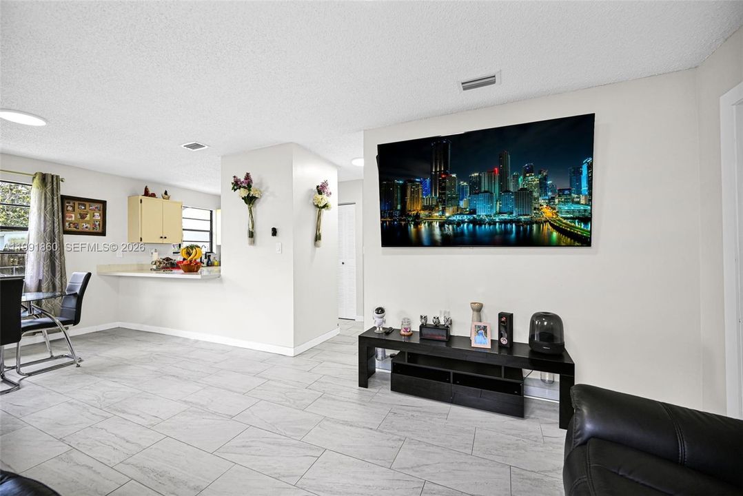 En Venta: $729,000 (0 camas, 0 baños, 1944 Pies cuadrados)