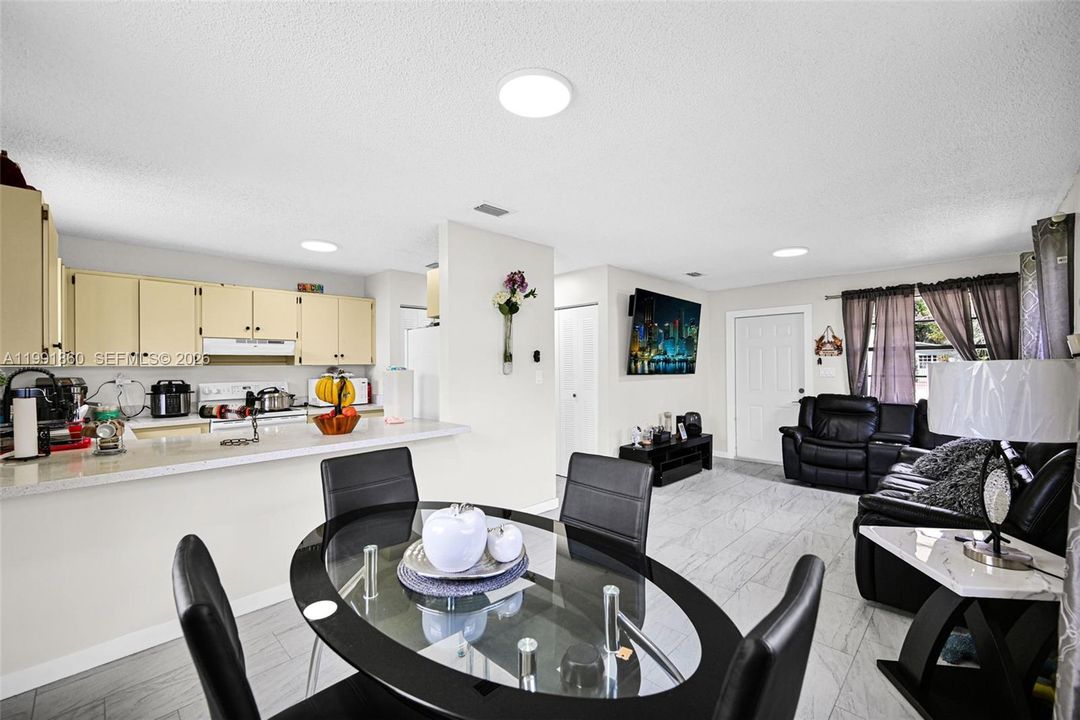 En Venta: $729,000 (0 camas, 0 baños, 1944 Pies cuadrados)