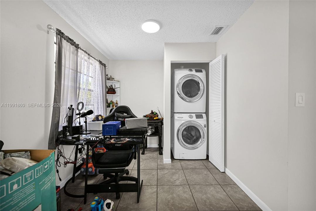 En Venta: $729,000 (0 camas, 0 baños, 1944 Pies cuadrados)