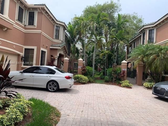 Activo con contrato: $3,450 (3 camas, 2 baños, 1560 Pies cuadrados)