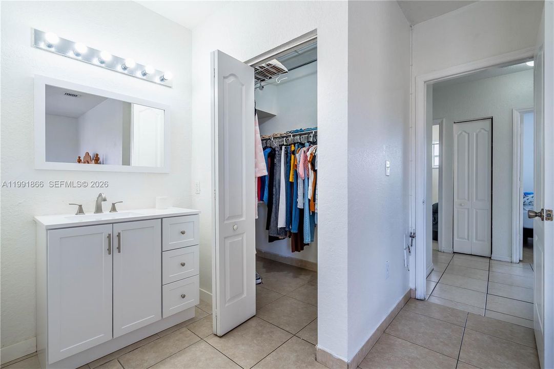 En Venta: $324,900 (3 camas, 2 baños, 1030 Pies cuadrados)