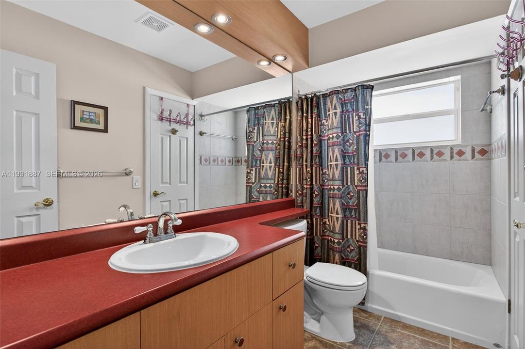 For Sale: $94,000 (1 beds, 1 baths, 700 Square Feet)