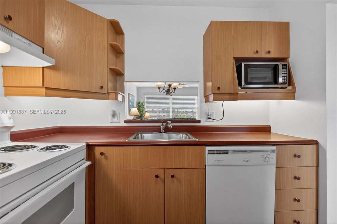 For Sale: $94,000 (1 beds, 1 baths, 700 Square Feet)
