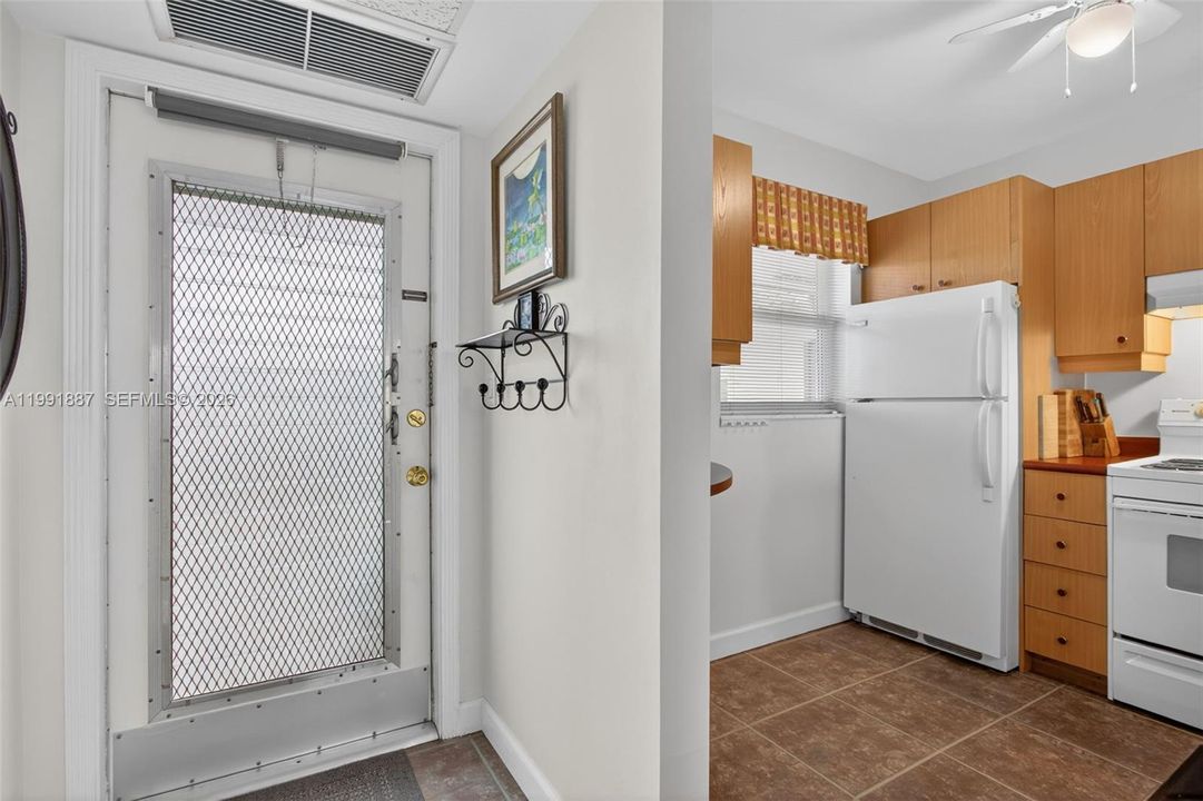 For Sale: $94,000 (1 beds, 1 baths, 700 Square Feet)