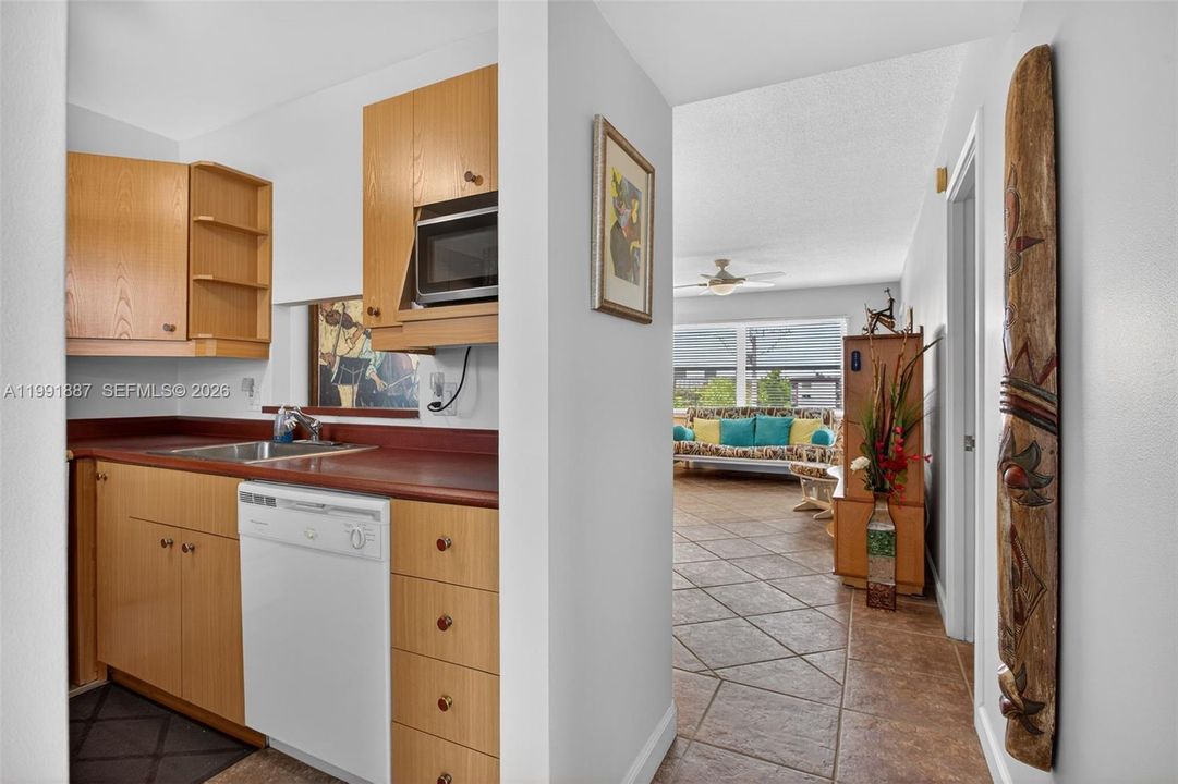 For Sale: $94,000 (1 beds, 1 baths, 700 Square Feet)