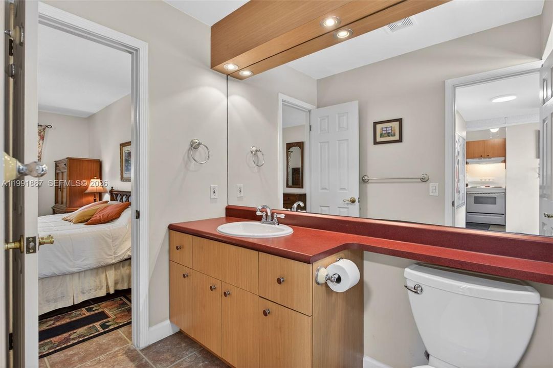 For Sale: $94,000 (1 beds, 1 baths, 700 Square Feet)