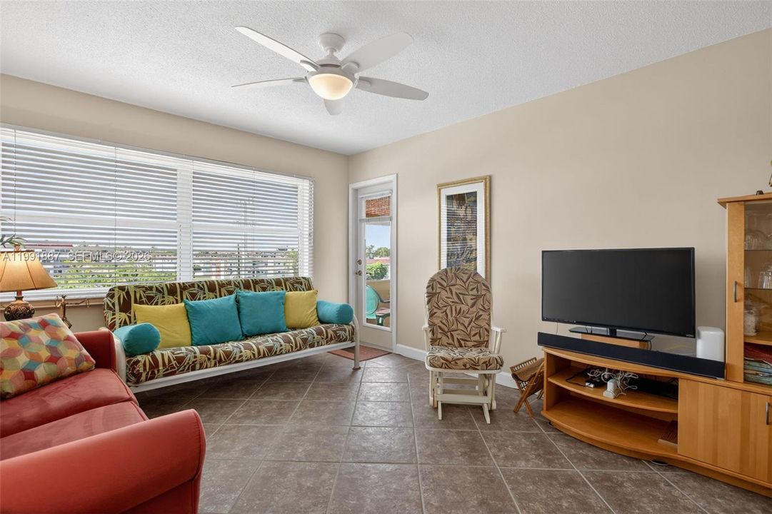 For Sale: $94,000 (1 beds, 1 baths, 700 Square Feet)