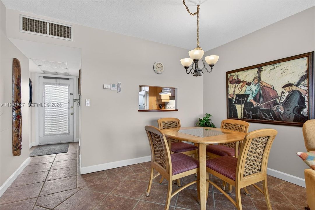 For Sale: $94,000 (1 beds, 1 baths, 700 Square Feet)