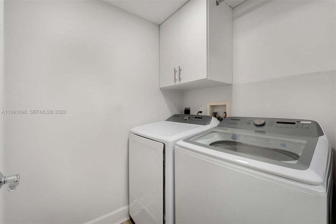 For Sale: $950,000 (4 beds, 2 baths, 1864 Square Feet)