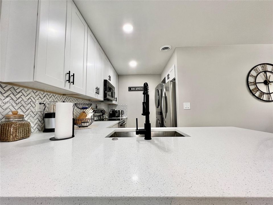 Active With Contract: $240,000 (2 beds, 2 baths, 760 Square Feet)