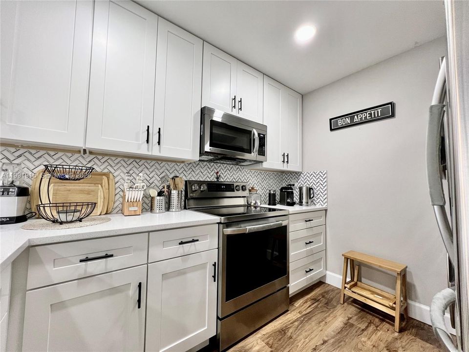 Active With Contract: $240,000 (2 beds, 2 baths, 760 Square Feet)