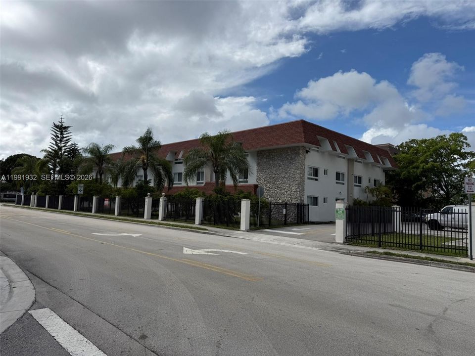 Active With Contract: $2,200 (2 beds, 2 baths, 850 Square Feet)