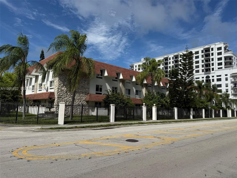 Active With Contract: $2,200 (2 beds, 2 baths, 850 Square Feet)