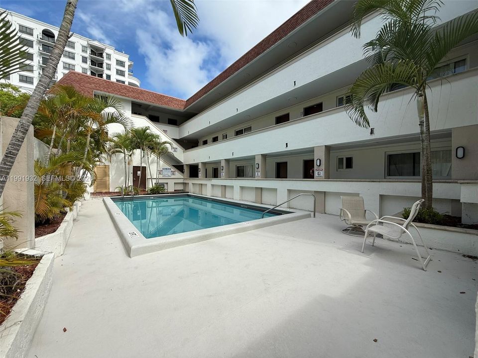 Active With Contract: $2,200 (2 beds, 2 baths, 850 Square Feet)