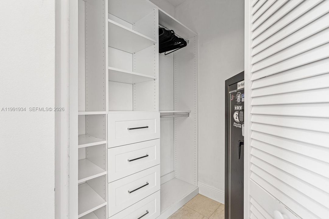Недавно продано: $999,999 (4 спален, 2 ванн, 3101 Квадратных фут)