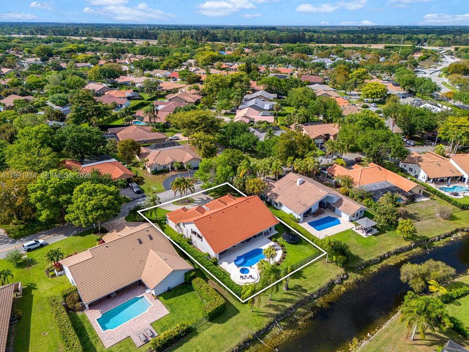 Недавно продано: $999,999 (4 спален, 2 ванн, 3101 Квадратных фут)