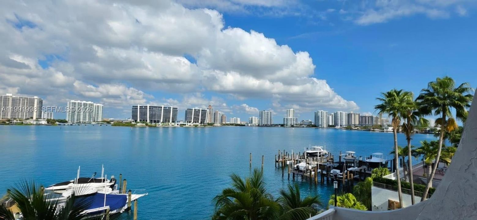 For Sale: $439,900 (2 beds, 2 baths, 1050 Square Feet)