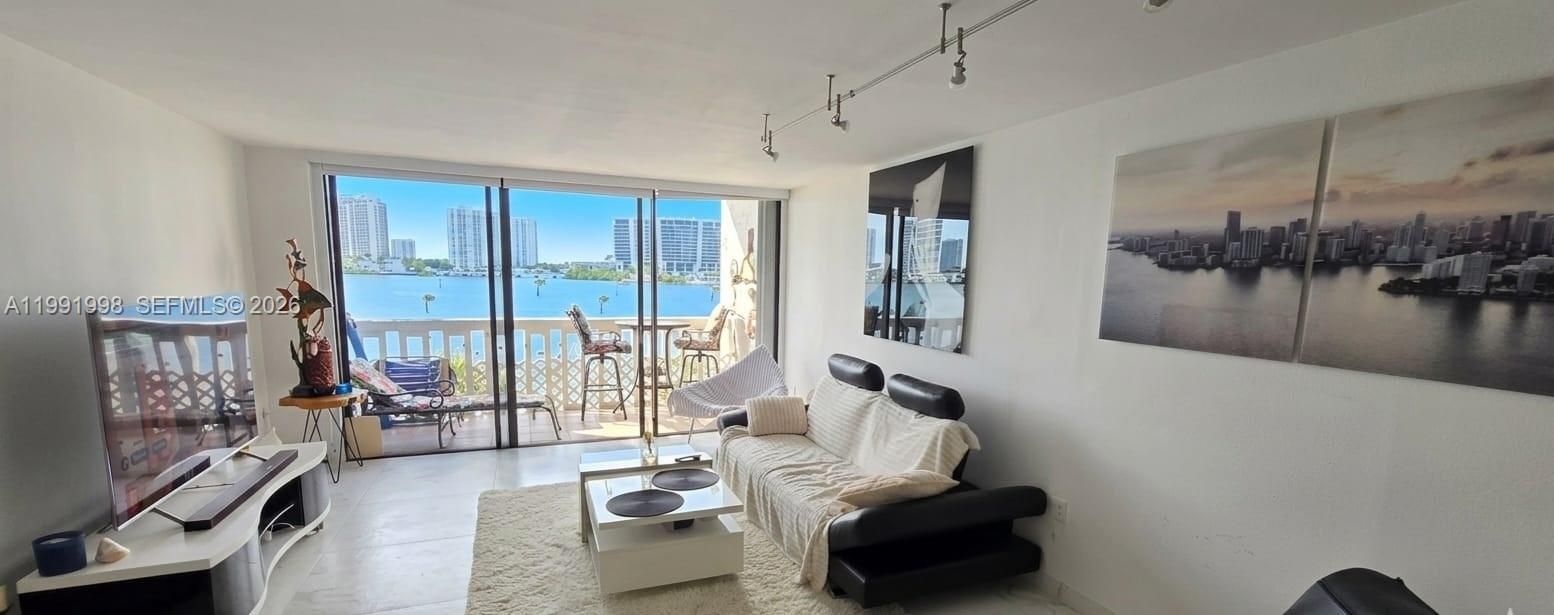 For Sale: $439,900 (2 beds, 2 baths, 1050 Square Feet)
