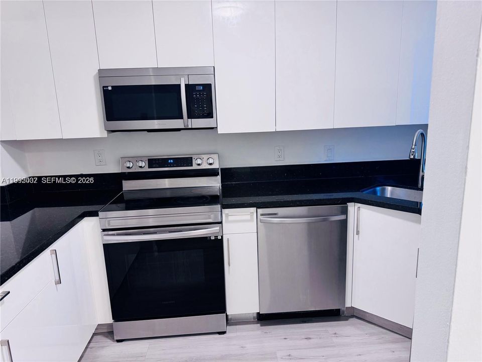 Под контрактом: $2,150 (2 спален, 1 ванн, 1024 Квадратных фут)