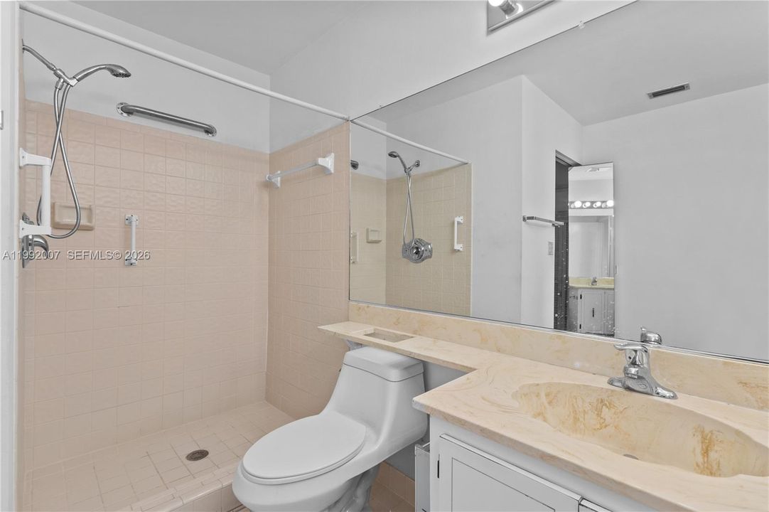 Activo con contrato: $319,000 (2 camas, 2 baños, 1038 Pies cuadrados)