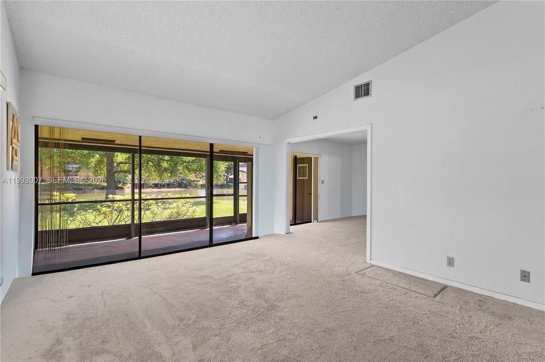Activo con contrato: $319,000 (2 camas, 2 baños, 1038 Pies cuadrados)