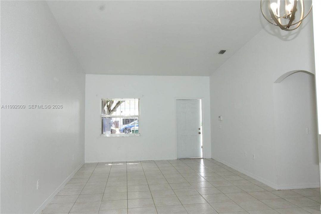 Activo con contrato: $305,000 (3 camas, 2 baños, 1160 Pies cuadrados)