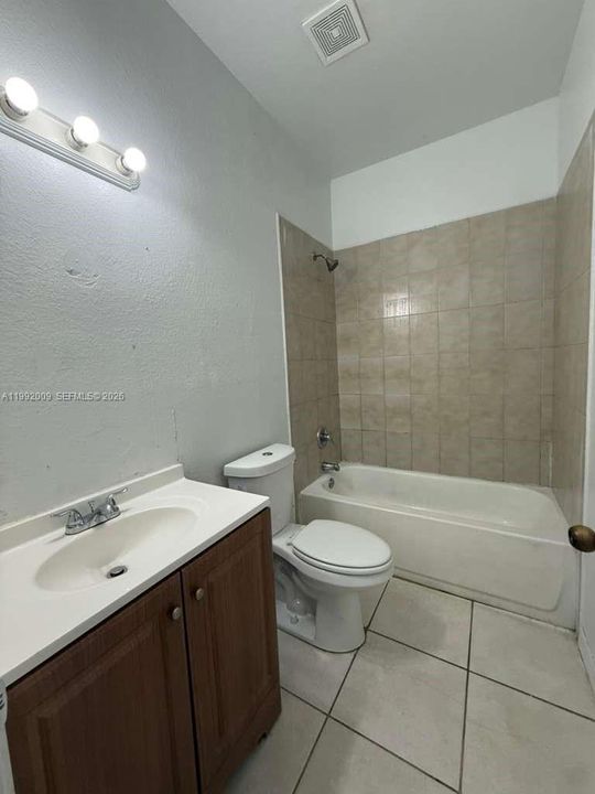 Activo con contrato: $305,000 (3 camas, 2 baños, 1160 Pies cuadrados)