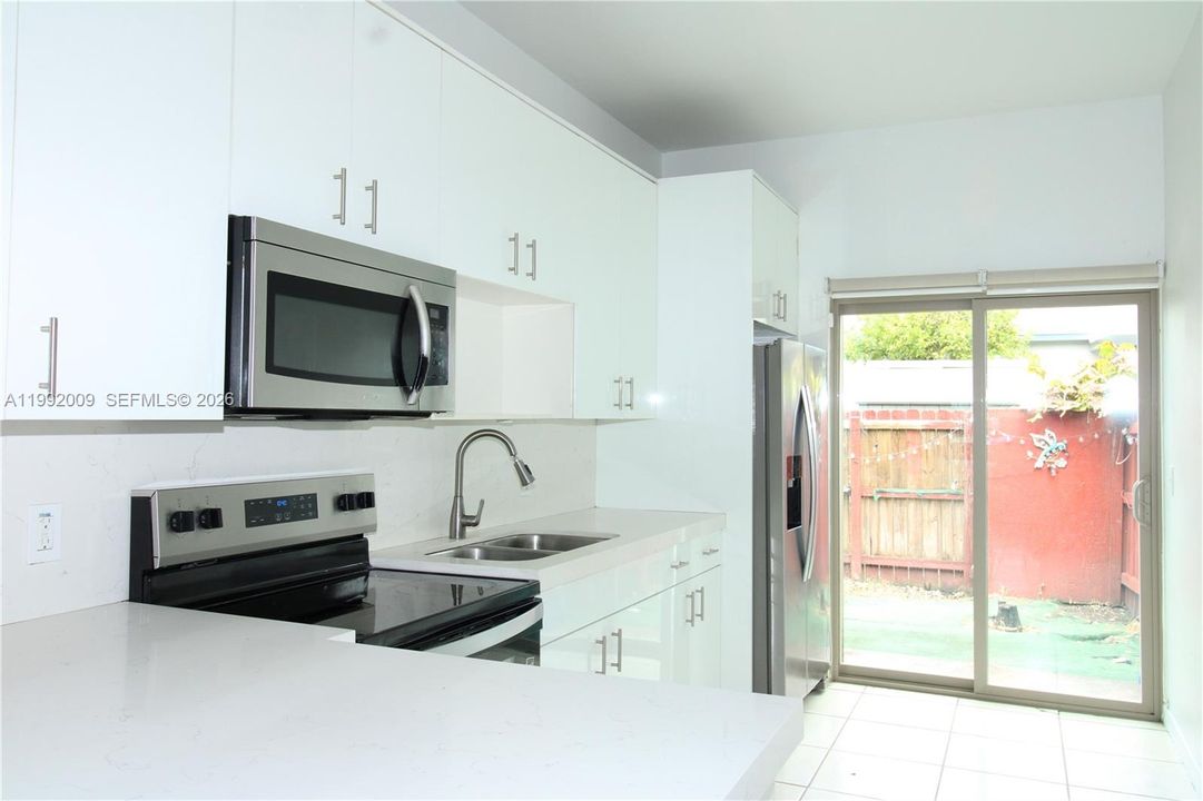 Activo con contrato: $305,000 (3 camas, 2 baños, 1160 Pies cuadrados)