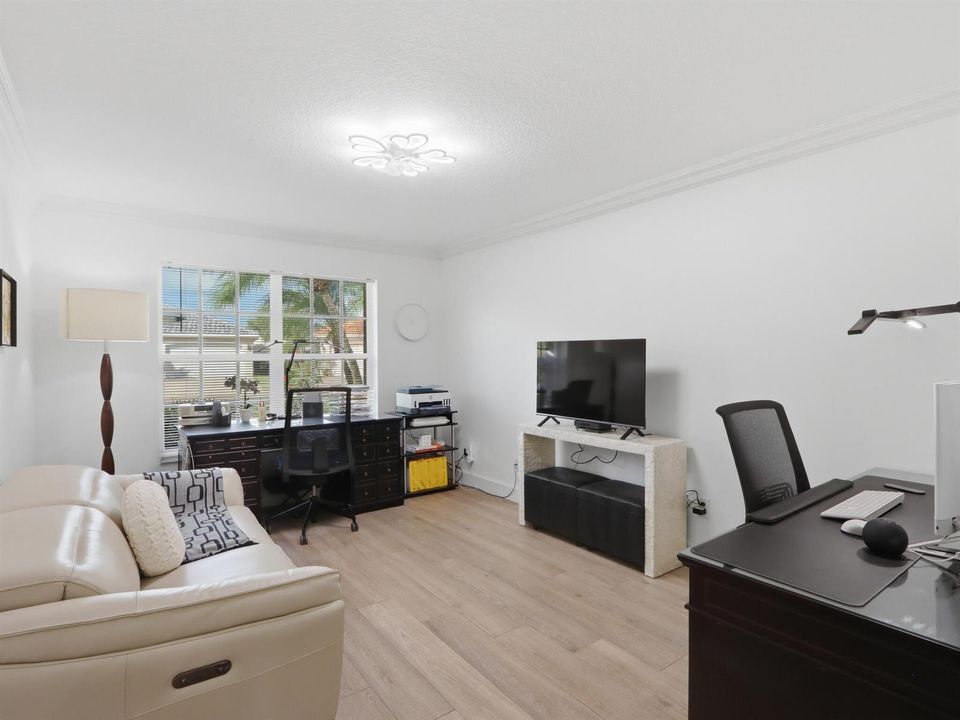 Office/Den/3rd Bedroom