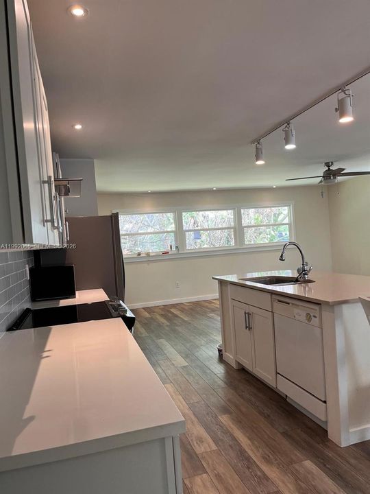На продажу: $279,999 (2 спален, 2 ванн, 1120 Квадратных фут)