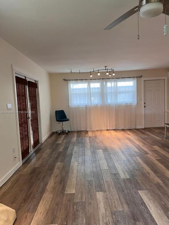 На продажу: $279,999 (2 спален, 2 ванн, 1120 Квадратных фут)