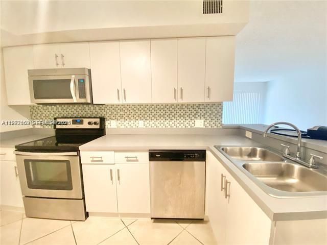 Active With Contract: $1,590 (1 beds, 1 baths, 793 Square Feet)