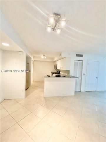 Active With Contract: $1,590 (1 beds, 1 baths, 793 Square Feet)