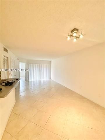 Active With Contract: $1,590 (1 beds, 1 baths, 793 Square Feet)