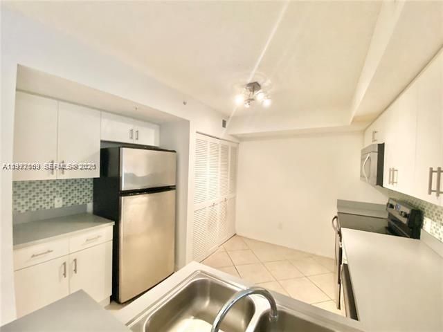 Active With Contract: $1,590 (1 beds, 1 baths, 793 Square Feet)