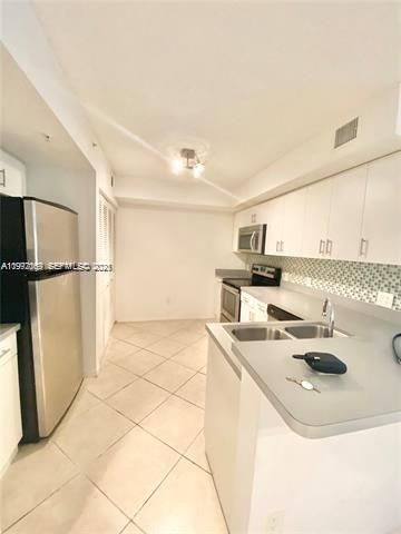 Active With Contract: $1,590 (1 beds, 1 baths, 793 Square Feet)