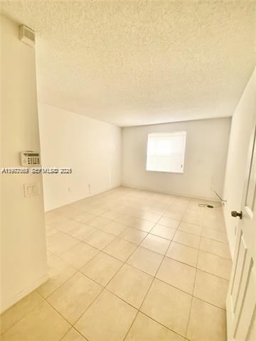 Active With Contract: $1,590 (1 beds, 1 baths, 793 Square Feet)