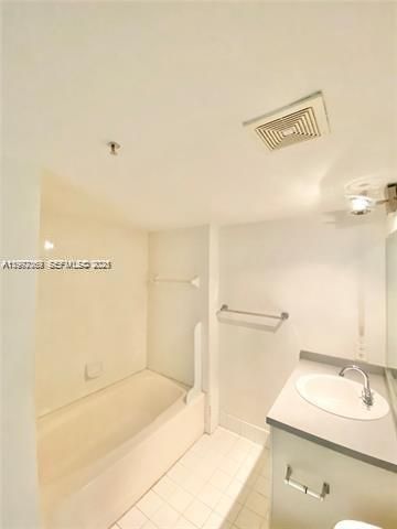 Active With Contract: $1,590 (1 beds, 1 baths, 793 Square Feet)