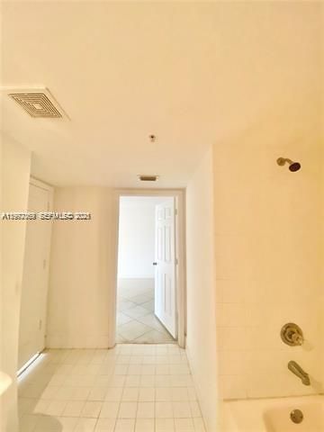 Active With Contract: $1,590 (1 beds, 1 baths, 793 Square Feet)
